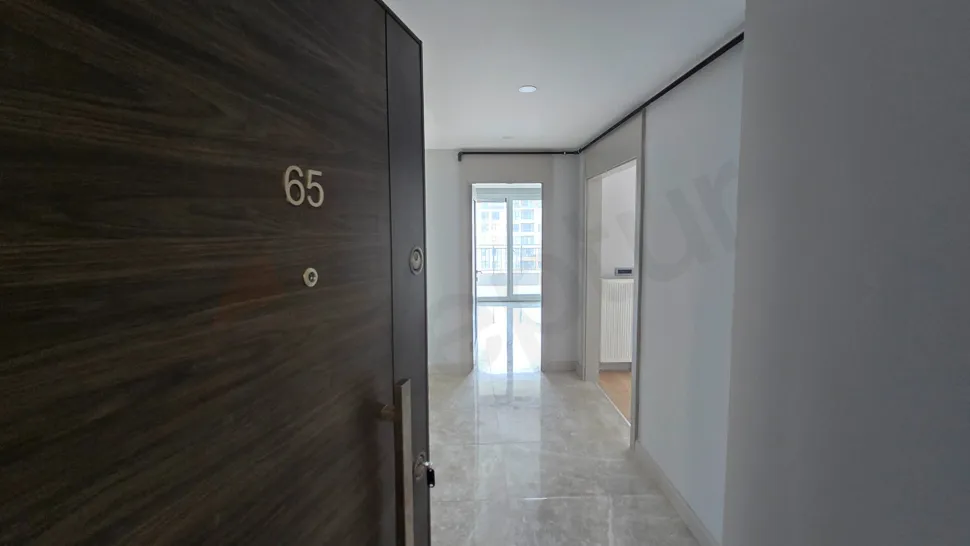 Courtyard-View 3+1 Layout: Dual Balconies & Master Suite