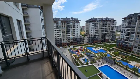 Courtyard-View 3+1 Layout: Dual Balconies & Master Suite