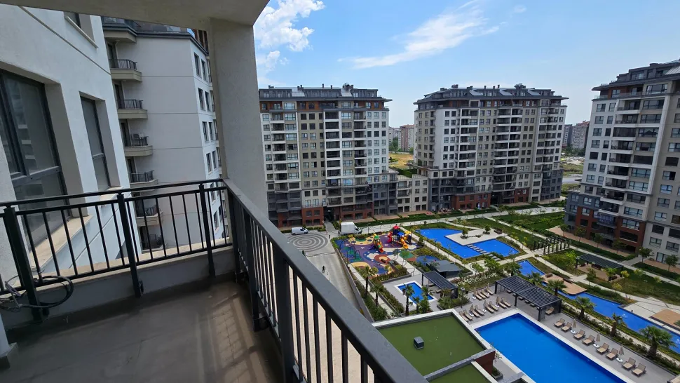 Courtyard-View 3+1 Layout: Dual Balconies & Master Suite