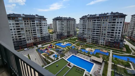 Courtyard-View 3+1 Layout: Dual Balconies & Master Suite