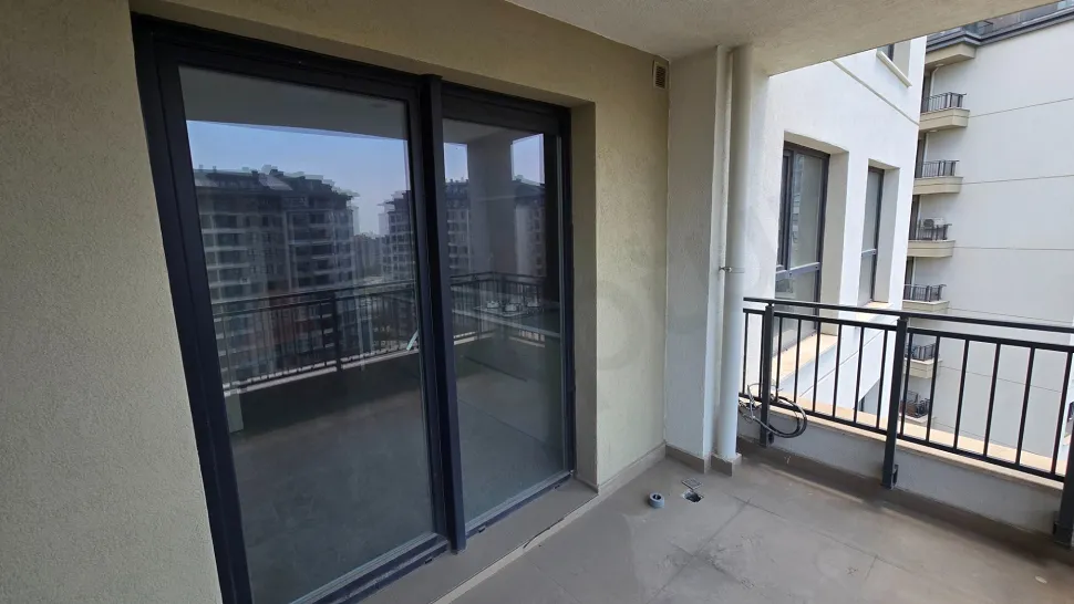 Courtyard-View 3+1 Layout: Dual Balconies & Master Suite