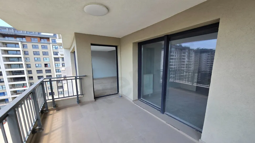 Courtyard-View 3+1 Layout: Dual Balconies & Master Suite