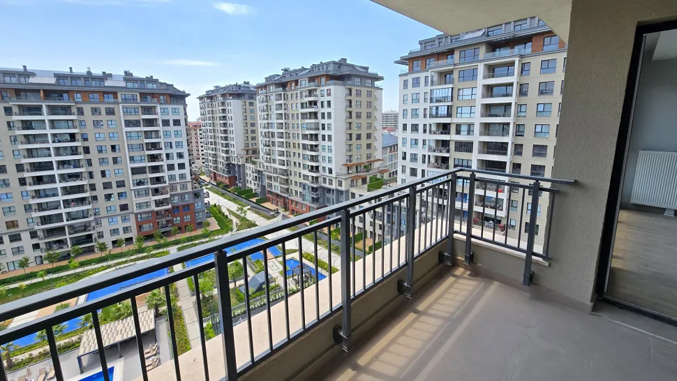 Courtyard-View 3+1 Layout: Dual Balconies & Master Suite