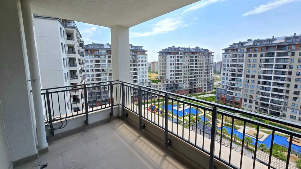 Courtyard-View 3+1 Layout: Dual Balconies & Master Suite