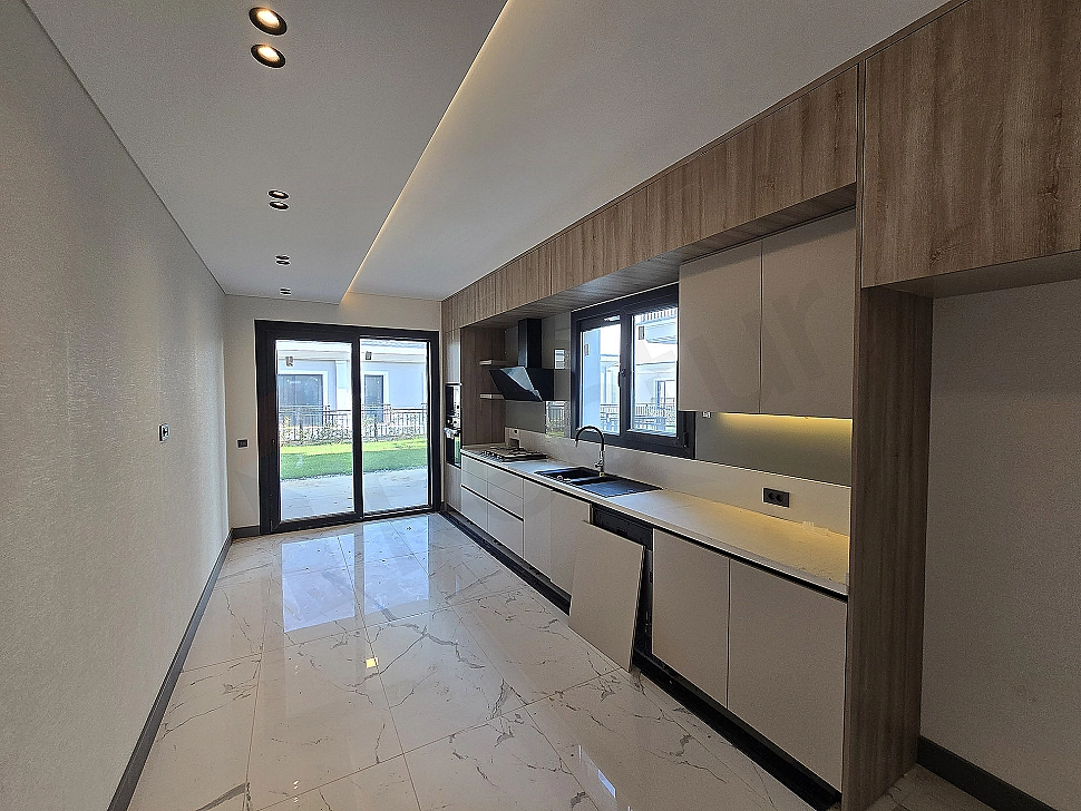A modern kitchen view in Başakşehir.