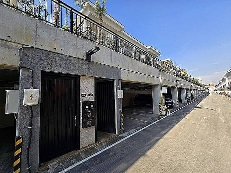 Image of an indoor parking area in Başakşehir.