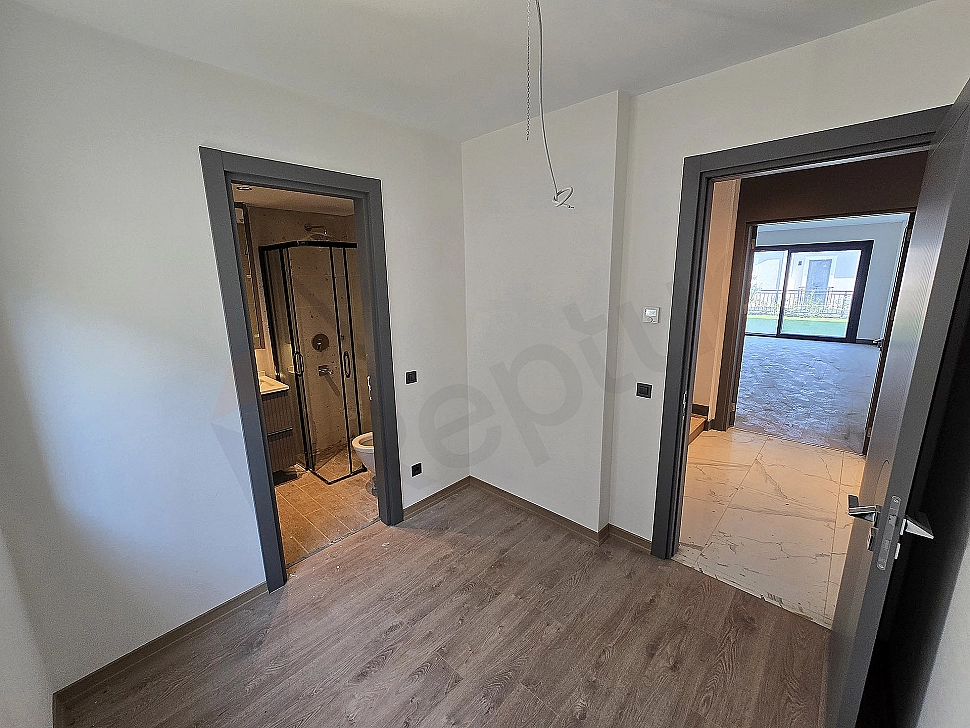 Image of an unfurnished modern bedroom.