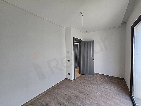 A spacious and bright bedroom in Başakşehir.
