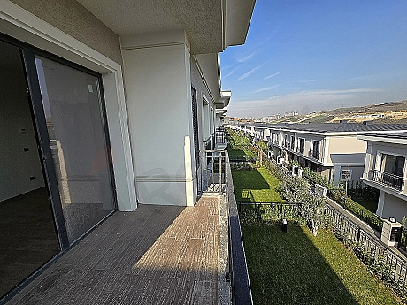 View of a villa for sale in Istanbul Başakşehir.