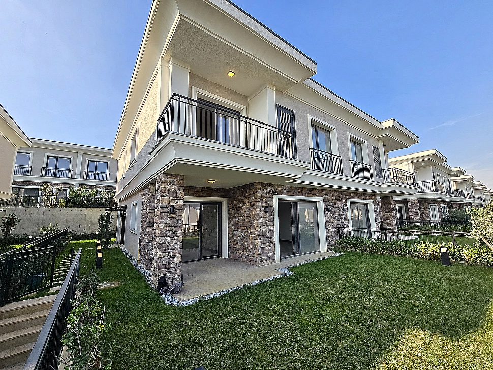 Exterior view of a villa for sale in Başakşehir.