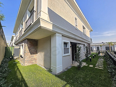 Garden area of an unfurnished villa for sale in Başakşehir.