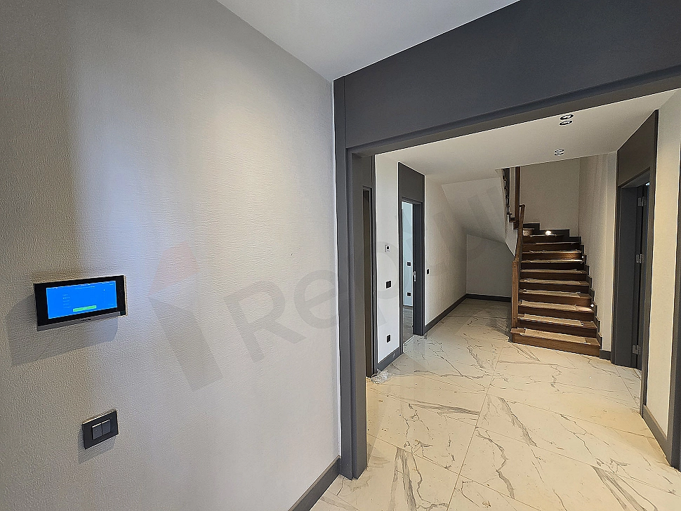 Image of a villa entrance door.