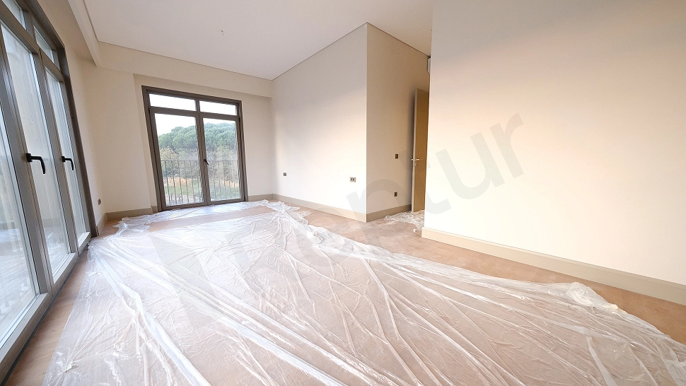 Image of an unfurnished, modern bedroom.