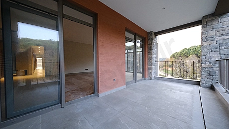 Image of a spacious balcony.