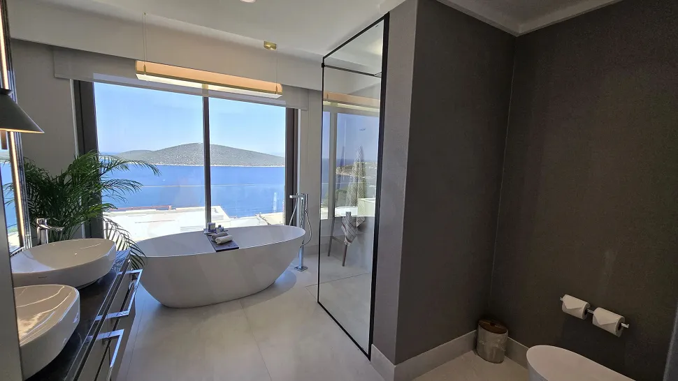 Modern and spacious bathroom area with stylish sanitaryware.