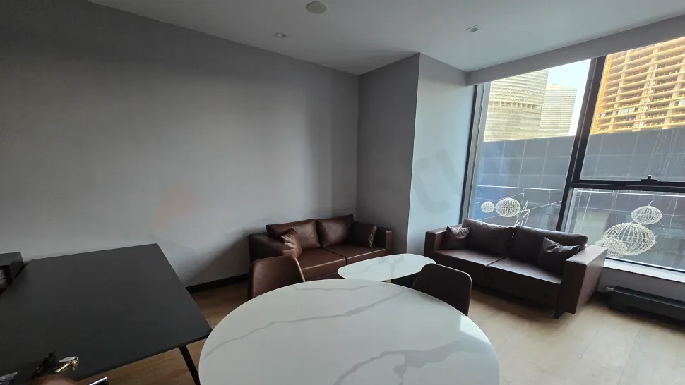 View of a spacious and bright living room decorated with modern furniture.