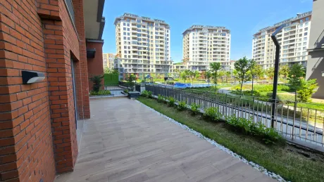 Garden Duplex in Beylikdüzü: Staff Room & Park-View Terrace
