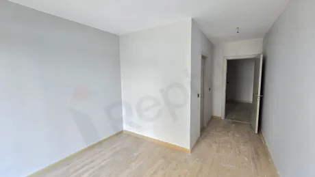 Image of a modern, spacious and bright bedroom.