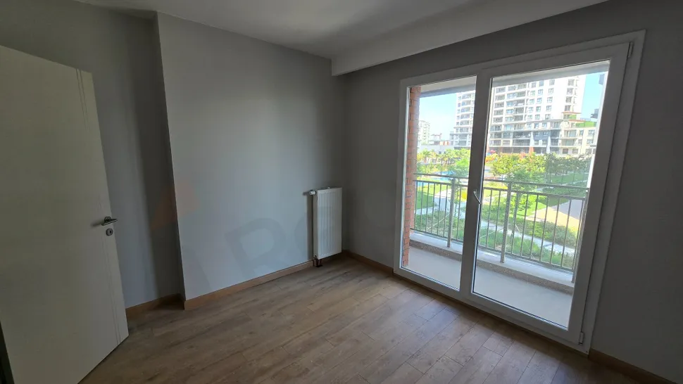 Image of a modern and spacious bedroom in a newly built duplex apartment in Istanbul Beylikdüzü.