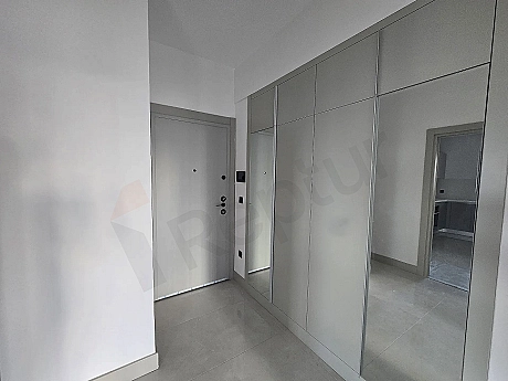 Entrance photograph of an unfurnished apartment for sale in Ataşehir.