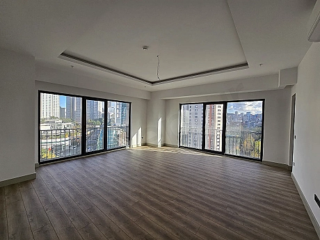 High-Floor 3+1 Apartment in West Atasehir: City View & Metro Access