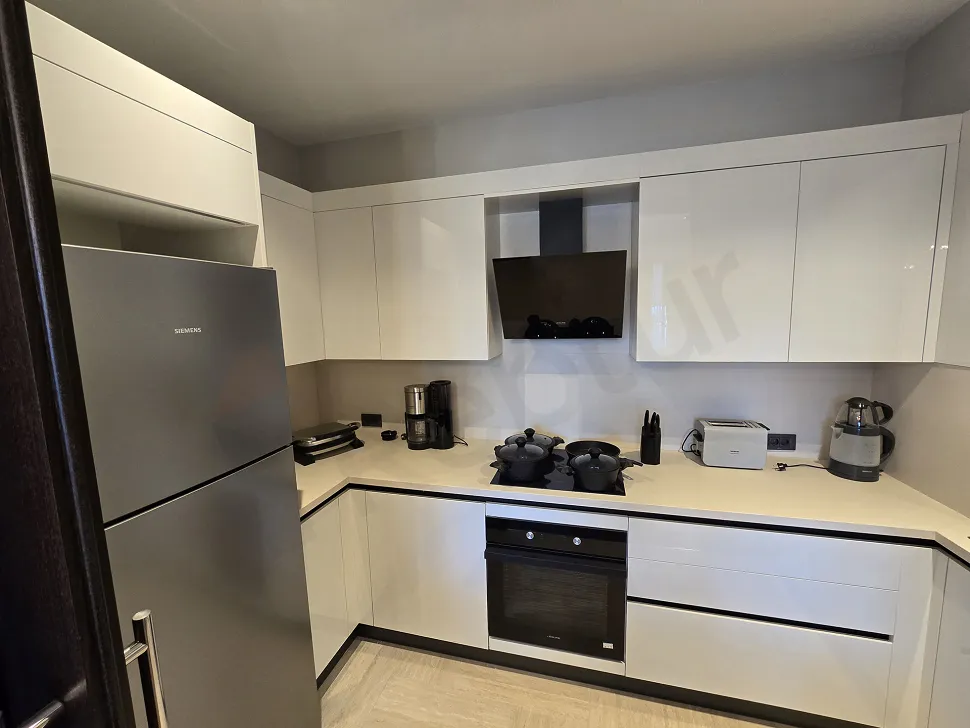 Modern and spacious open-plan kitchen design