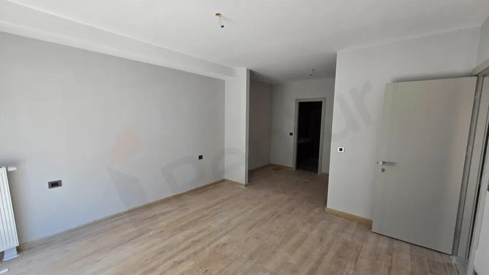 Spacious and bright bedroom view of a 5+1 apartment located in Beylikdüzü, Istanbul.