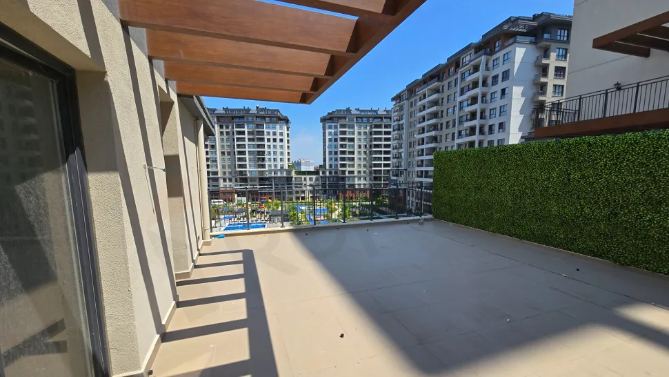 Large and spacious open terrace area of the 5+1 apartment for sale in Beylikdüzü, Istanbul.