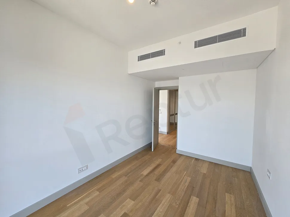 General view of a modern and spacious bedroom