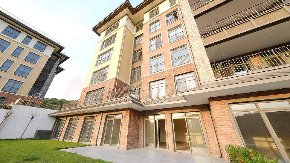 Exterior view of a for sale apartment in Eyüpsultan, Istanbul.