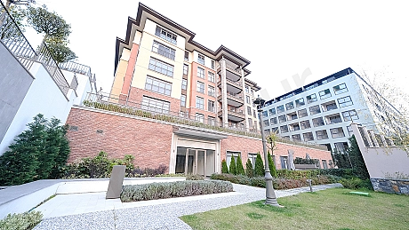 Photo of a apartment with a large garden.