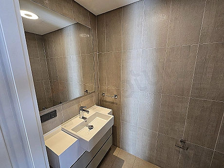 Modern designed, spacious and bright bathroom.