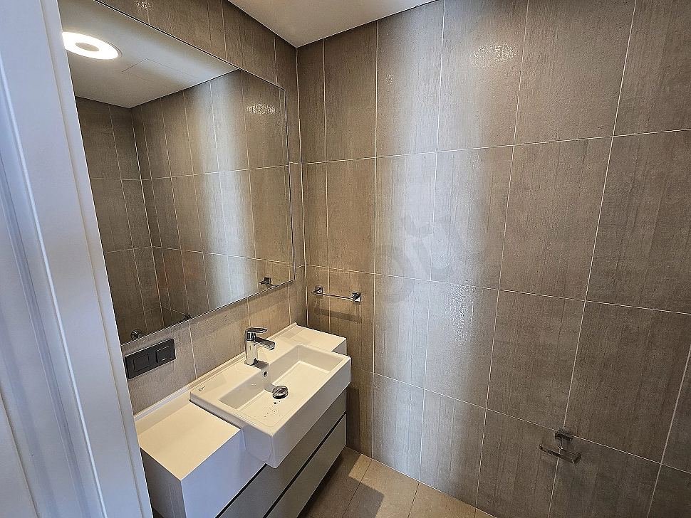 Modern designed, spacious and bright bathroom.