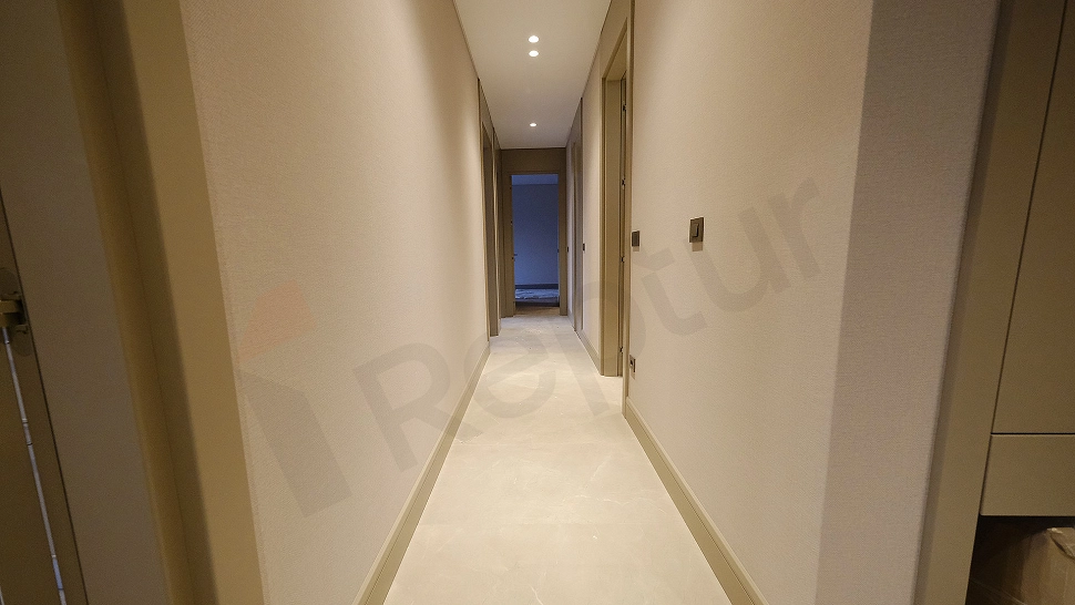 Photo of a bright and spacious corridor.