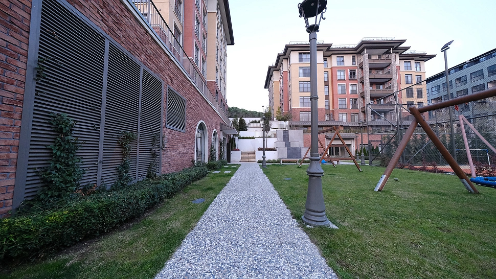 Image of a spacious and well-maintained garden.