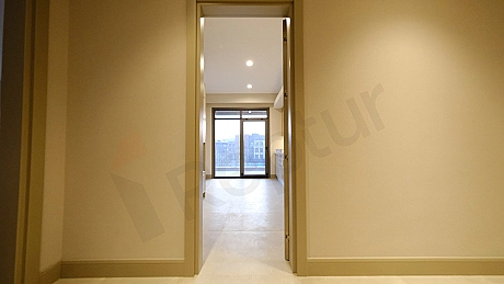 Image of a bright and spacious corridor.