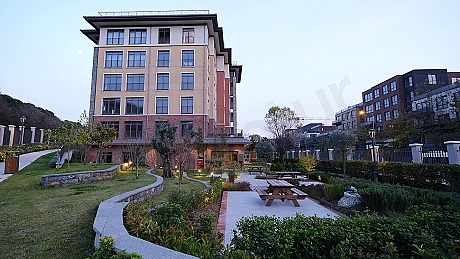 Garden view of a penthouse with a spacious garden.