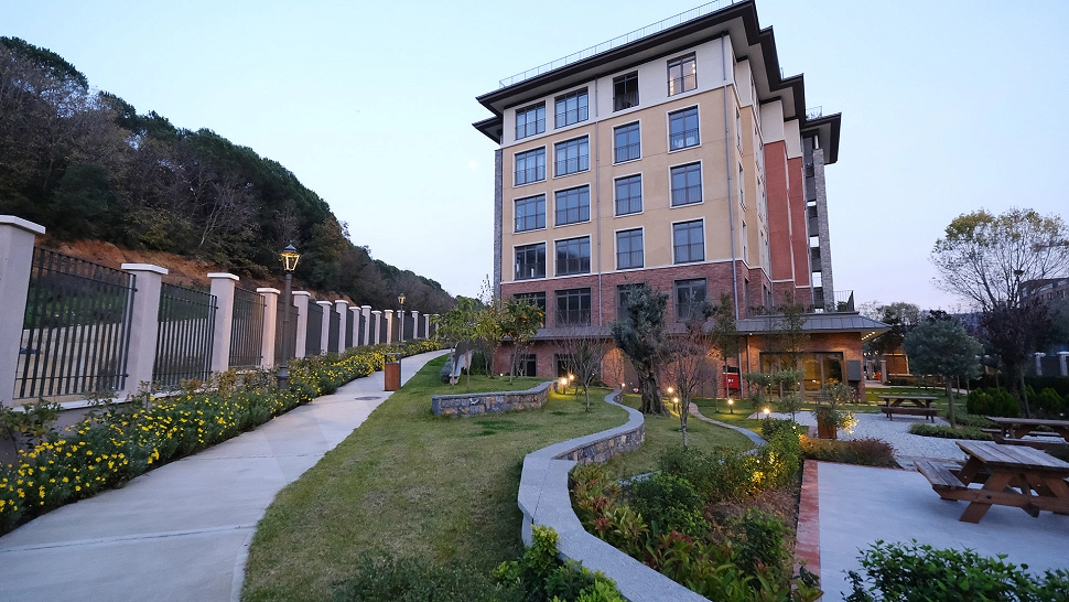 Image of a spacious and well-kept garden.