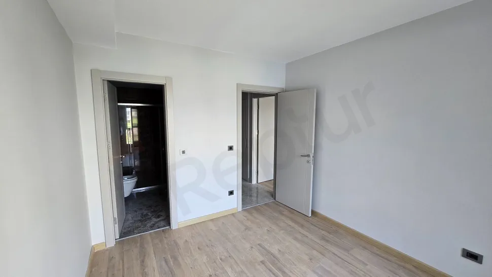 Image of a modernly designed, spacious and bright bedroom in Beylikdüzü, Istanbul.
