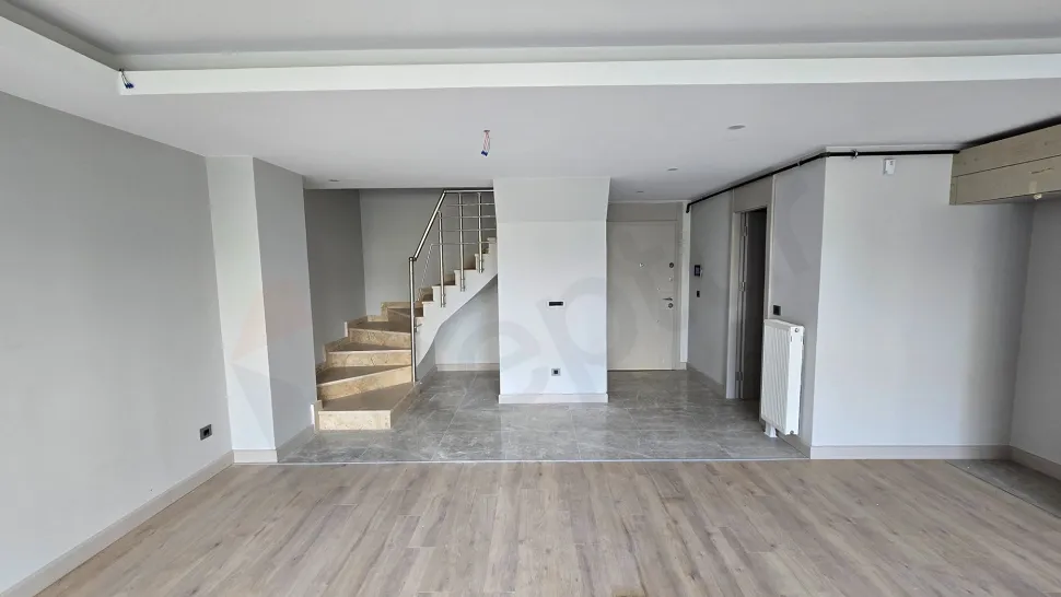Internal staircase design providing access between floors in a modern duplex apartment.