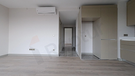 Interior view of the hallway of a flat for sale in Zeytinburnu.