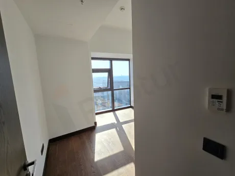 General view of a modern and spacious bedroom.