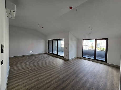 Panoramic Roof Duplex (315m² Gross) with Dual Master Suites & Terrace