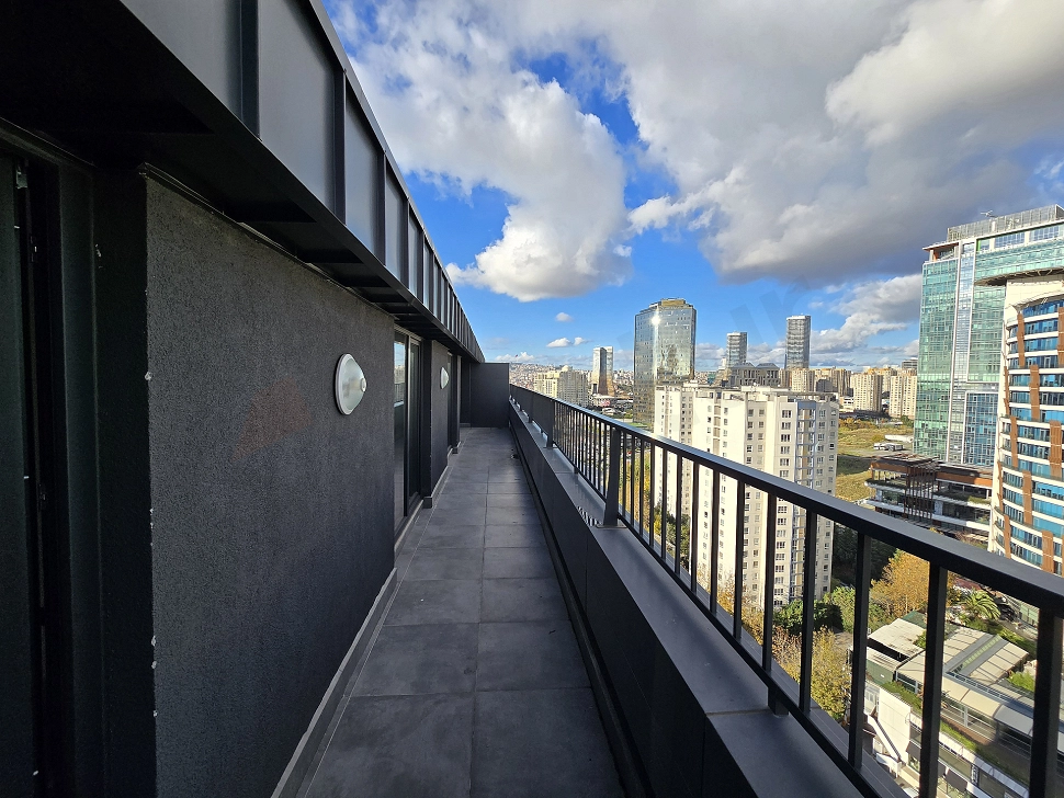 Photo of a duplex apartment with a large terrace in Ataşehir.