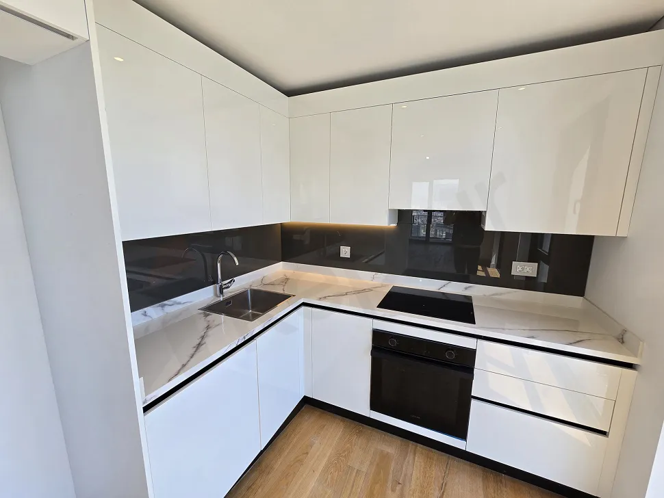 A modern and stylish kitchen area design.
