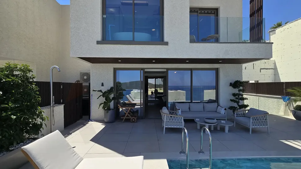 Spacious and modern terrace of a detached house with a wide viewing angle.
