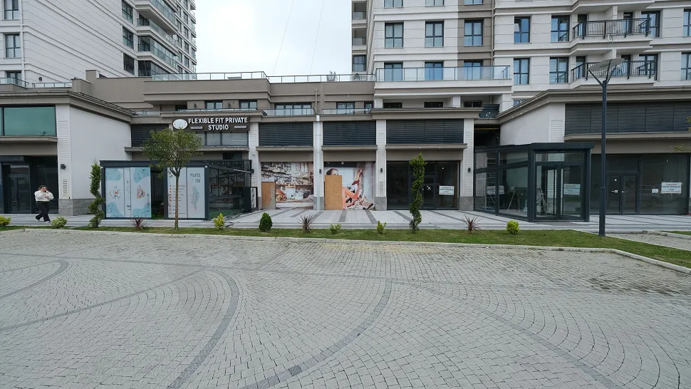 Exterior view of a modern shop storefront in Başakşehir.