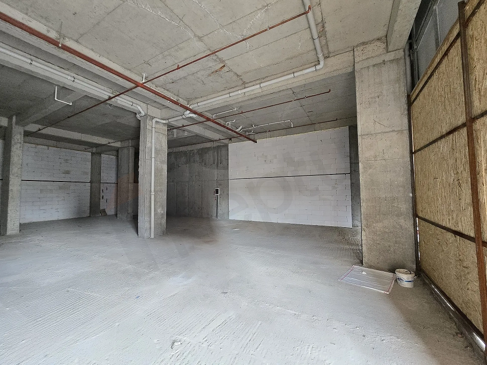 Interior view of a spacious and unfinished 306 square meter shop in Pendik with concrete structure.
