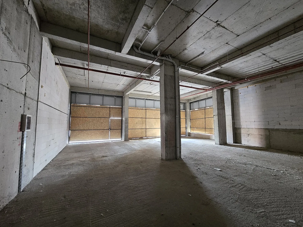 Spacious and unfinished shell and core interior of a 306 square meter shop in Pendik.
