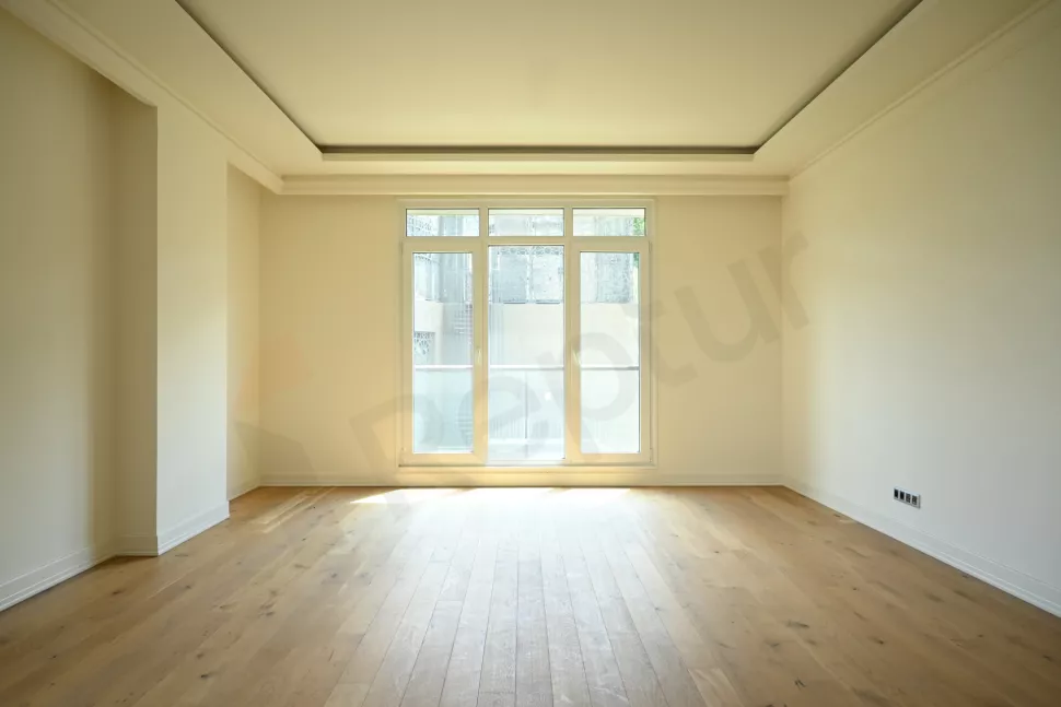 Beyoğlu Luxury Apartment: Citizenship Ready with Indoor Pool & Gym